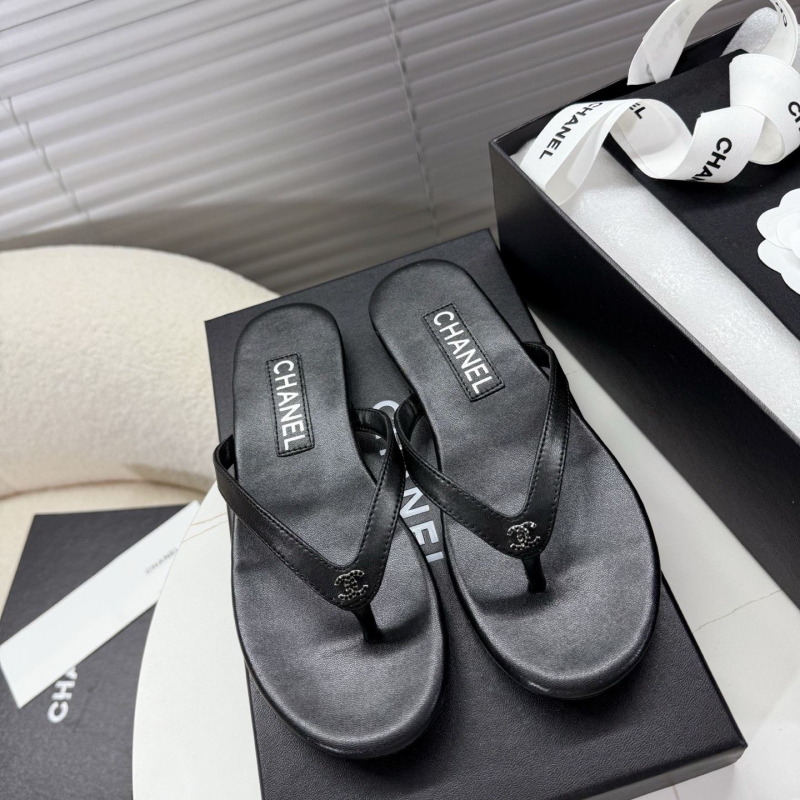 Ch**el slippers